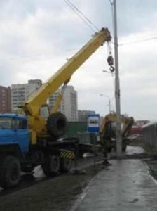Почти сутки оперативно-выездная бригада ОАО «СУЭНКО» удерживает от падения опору наружного освещения Почти сутки оперативно-выездная бригада ОАО «СУЭНКО» удерживает от падения опору наружного освещения